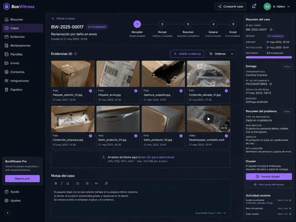 Composición conceptual de BoxWitness: la app de registro de aperturas sobre un escritorio oscuro con caja, etiqueta de envío, precinto y documentos del pedido.