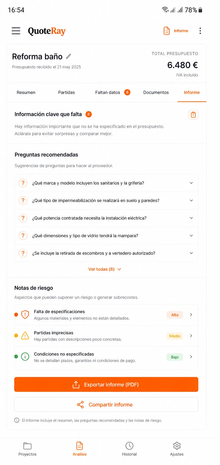 Composición conceptual de QuoteRay: la app de auditoría de presupuestos rodeada de planos de reforma, presupuesto impreso, calculadora, cinta métrica y muestras de material.
